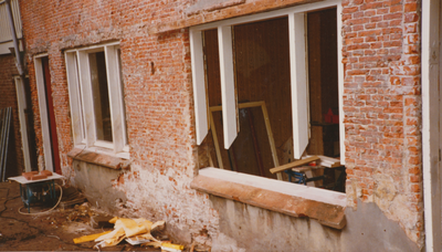 863321 Gezicht op de renovatie van de woningen Korte Hamstraat 1-3 in Wijk C te Utrecht.